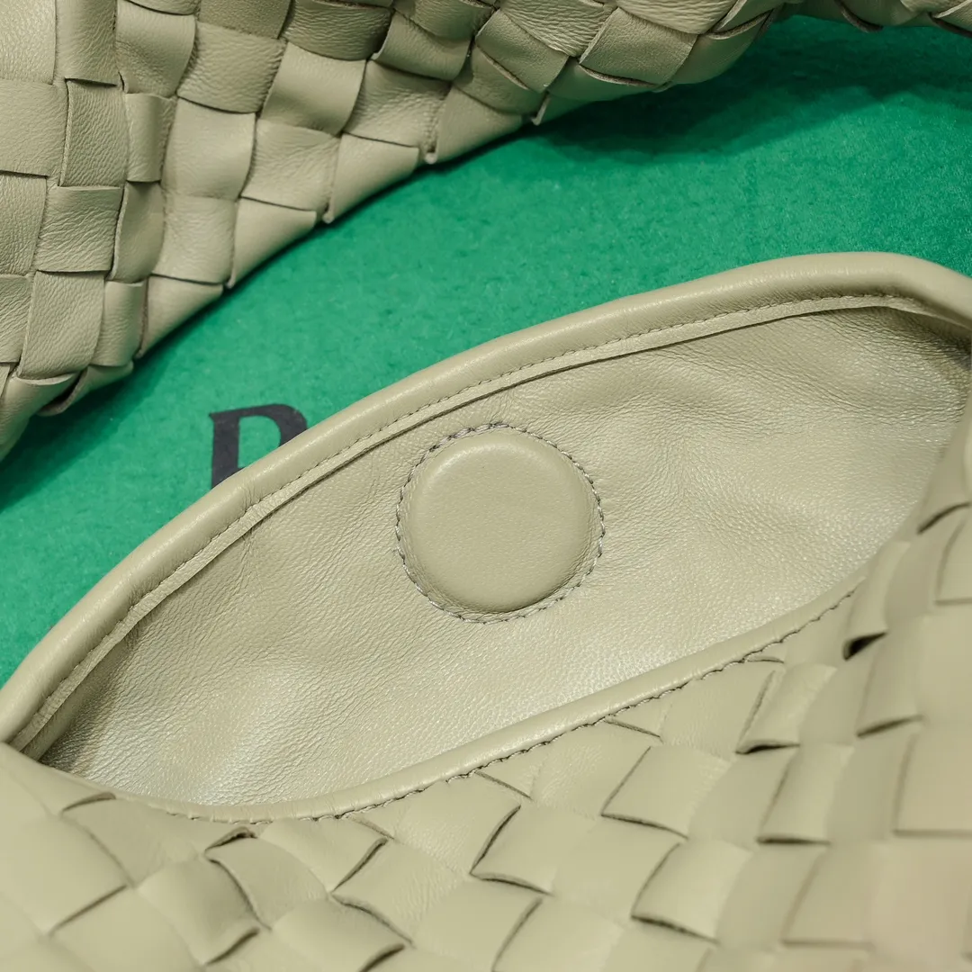Batch 2160 #Bv New large HOP bag, the bag body and handles are made of a whole piece of woven leather. The bag body is soft and lazy. Hop symbolizes the praise of innovation and eternal craftsmanship [love]. The pyramid silhouette combines practicality and fashion. Modern and casual, the bag mouth is double-sided closed design, more convenient and safe! The cowhide texture also makes the bag more wear-resistant and durable. A must-have for fashionable ladies who like minimalism yet comfortable and casual! Size: 54x24x13, Model: 3970#